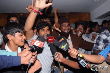 Yevadu Premiere Show